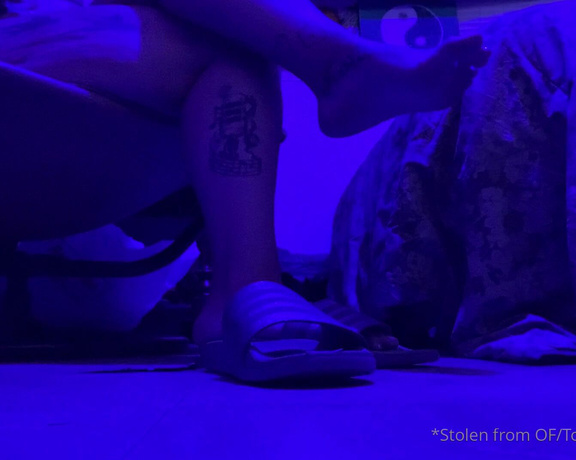 Lexi - Toe Rings and Tattoos aka Toeringsandtats OnlyFans - (39229511) 4 12 mins of me hypno tizing you with my pretty feet Dangling my slides and then showing off my cut