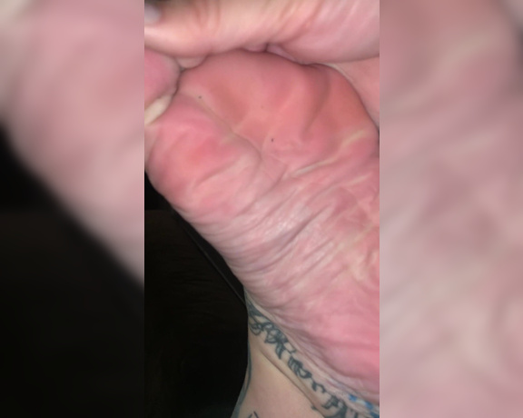 Lexi - Toe Rings and Tattoos aka Toeringsandtats OnlyFans - (13265903) Happy Monday Sunshines My poor feet were so sore and tired after skating all night in major