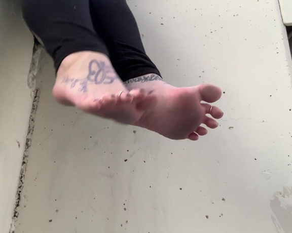 Lexi - Toe Rings and Tattoos aka Toeringsandtats OnlyFans - (13513622) How about a little Rooftop Dangle action sitting on the ledge of the parking garage at Cesar’s