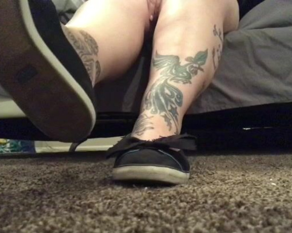 Lexi - Toe Rings and Tattoos aka Toeringsandtats OnlyFans - (12072805) From the archives old Shoe play vid