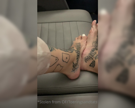 Lexi - Toe Rings and Tattoos aka Toeringsandtats OnlyFans - (188653560) Happy Wednesday Waited to make this til people were getting on & off the train hope y’all enjoy