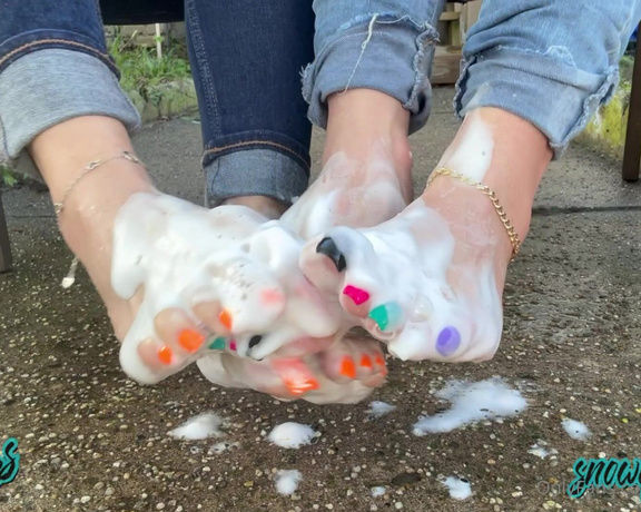 SnowyArches aka Snowyarches OnlyFans - Of course we had to clean all this stinky honey off of our soft soles I know you love to see our