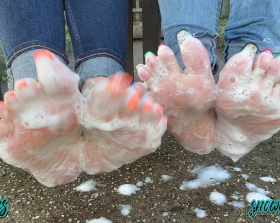 SnowyArches aka Snowyarches OnlyFans - Of course we had to clean all this stinky honey off of our soft soles I know you love to see our