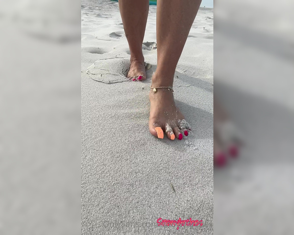 SnowyArches aka Snowyarches OnlyFans - I love the sand in between my toes, and I thought it was sexy walking through wiggling my toes, teas