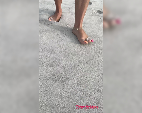 SnowyArches aka Snowyarches OnlyFans - I love the sand in between my toes, and I thought it was sexy walking through wiggling my toes, teas