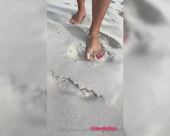 SnowyArches aka Snowyarches OnlyFans - I love the sand in between my toes, and I thought it was sexy walking through wiggling my toes, teas