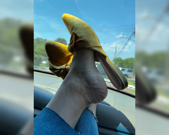 SnowyArches aka Snowyarches OnlyFans - Quick car shots with my yellow mules and rainbow toes I editing some good stuff for my onlyfan 1