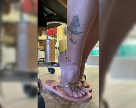 SnowyArches aka Snowyarches OnlyFans - Nude toes and flip flops, I love teasing you!! 1