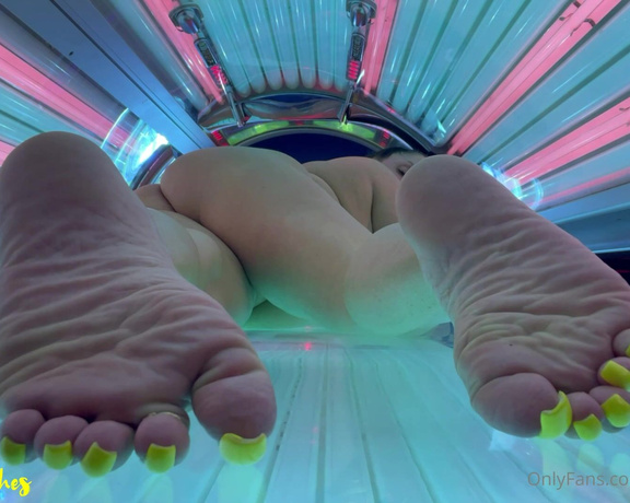 SnowyArches aka Snowyarches OnlyFans - Nothing sexier than tanning bed Wrankles