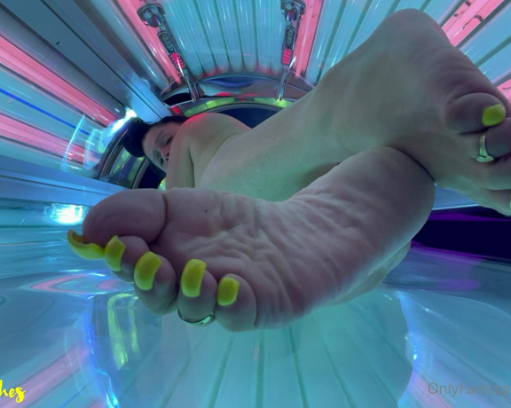 SnowyArches aka Snowyarches OnlyFans - Nothing sexier than tanning bed Wrankles