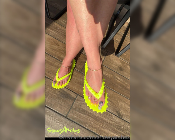 SnowyArches aka Snowyarches OnlyFans - At the carwash, Dangling my sexy shoes I’m wondering if the guy walked in was watching I love being