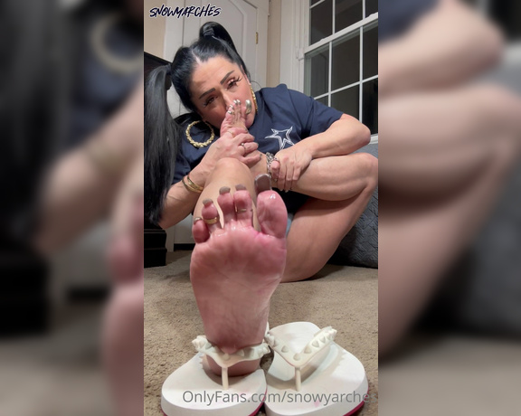 SnowyArches aka Snowyarches OnlyFans - I hope you enjoy me sucking my toes I reuploaded this video, because it was glitching I’m not sure