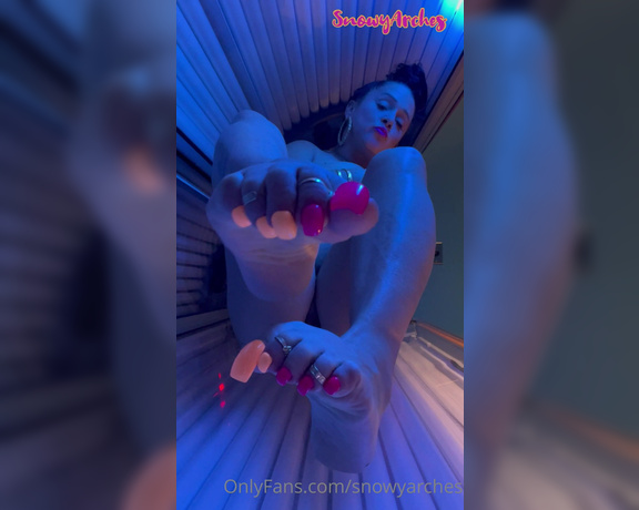 SnowyArches aka Snowyarches OnlyFans - I’m loving the way my toes glow in the light These colors are sooo sexy I’m trusting that the vide