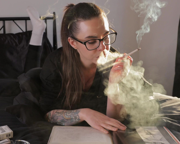 ManyVids - Dani Lynn - Smoking and Reading in Bed