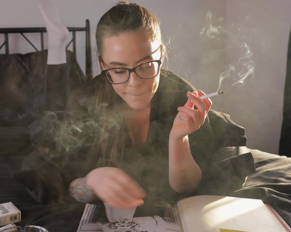 ManyVids - Dani Lynn - Smoking and Reading in Bed