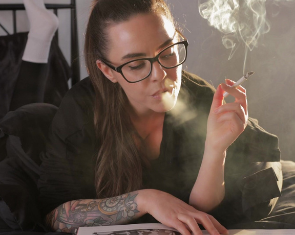 ManyVids - Dani Lynn - Smoking and Reading in Bed