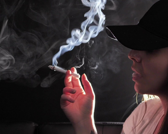 ManyVids - Dani Lynn - Smoking Close Up in Hat