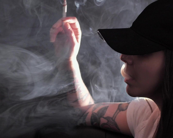 ManyVids - Dani Lynn - Smoking Close Up in Hat