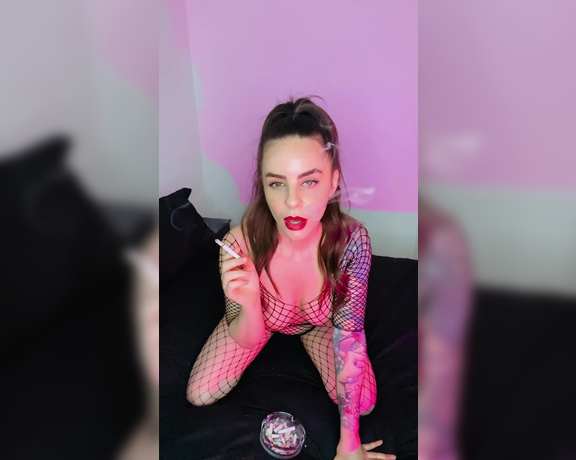 ManyVids - Dani Lynn - Smoking 120s in Fishnet Bodystocking