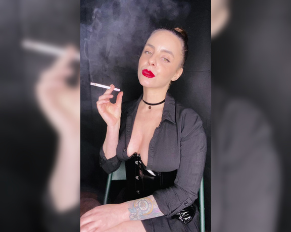 ManyVids - Dani Lynn - Smoking in Choker