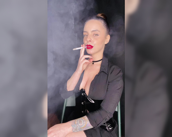 ManyVids - Dani Lynn - Smoking in Choker