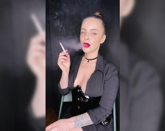 ManyVids - Dani Lynn - Smoking in Choker