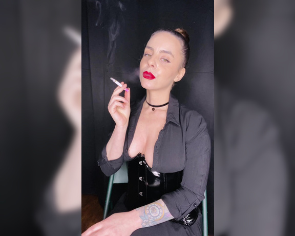 ManyVids - Dani Lynn - Smoking in Choker