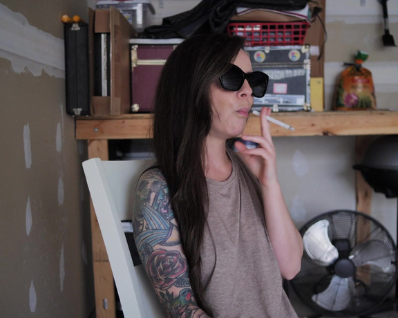 ManyVids - Dani Lynn - Smoking in Garage