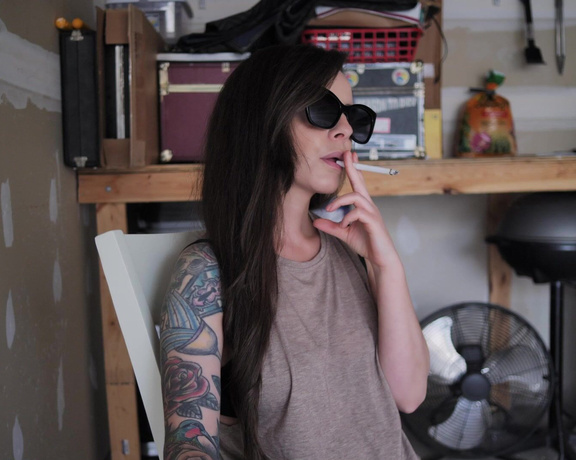 ManyVids - Dani Lynn - Smoking in Garage