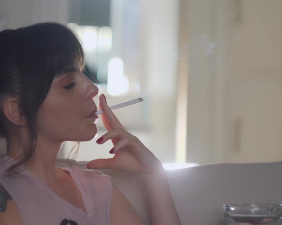 ManyVids - Dani Lynn - Smoking in Natural Light