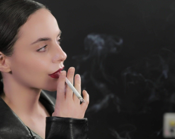 ManyVids - Dani Lynn - Smoking in Leather Jacket Close Up