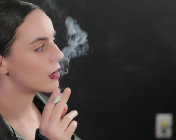 ManyVids - Dani Lynn - Smoking in Leather Jacket Close Up