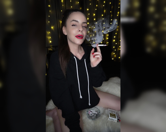 ManyVids - Dani Lynn - Smoking in Black Hoodie