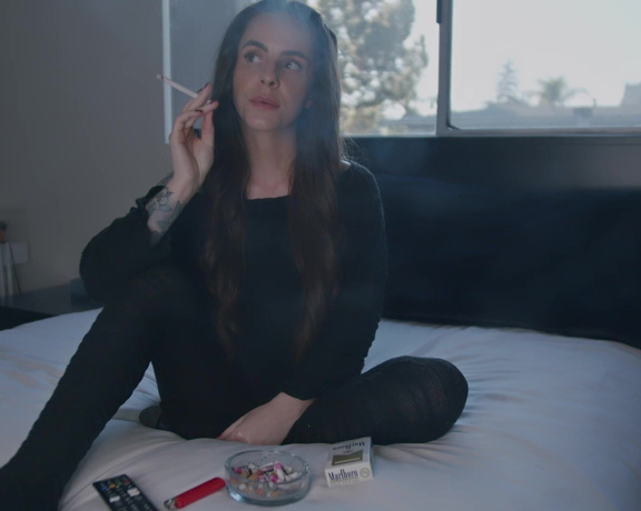 ManyVids - Dani Lynn - Smoking Marlboro Gold 100s