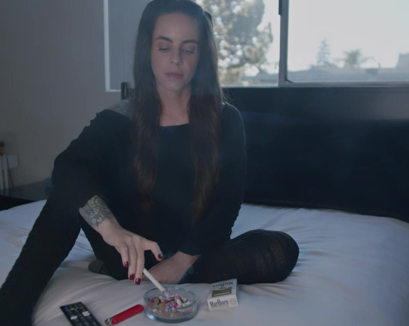 ManyVids - Dani Lynn - Smoking Marlboro Gold 100s