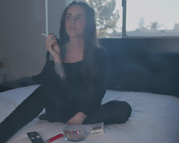 ManyVids - Dani Lynn - Smoking Marlboro Gold 100s