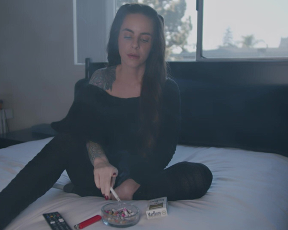 ManyVids - Dani Lynn - Smoking Marlboro Gold 100s