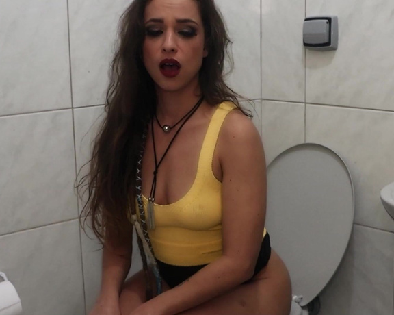Venusss Fetish - Farting in the bathroom. How it stinks