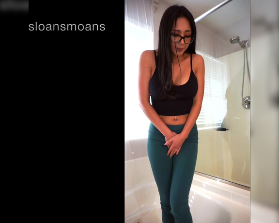 Sloansmoans - Peeing in my yoga pants