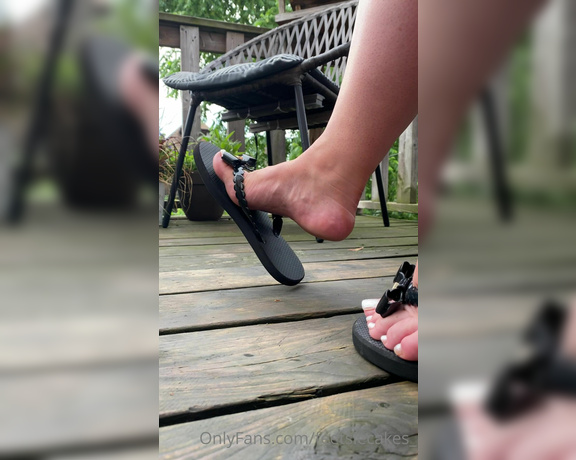 Caroline aka Feetsiecakes_ OnlyFans - For my flip flop lovers