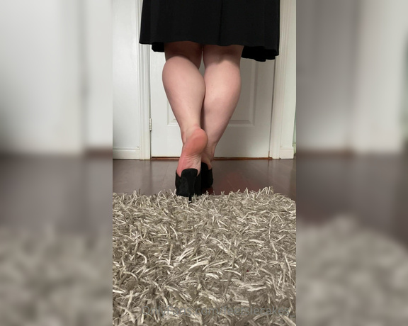 Caroline aka Feetsiecakes_ OnlyFans - Showing off my calves and feet in these sexy ass mules