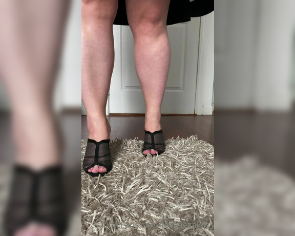 Caroline aka Feetsiecakes_ OnlyFans - Showing off my calves and feet in these sexy ass mules