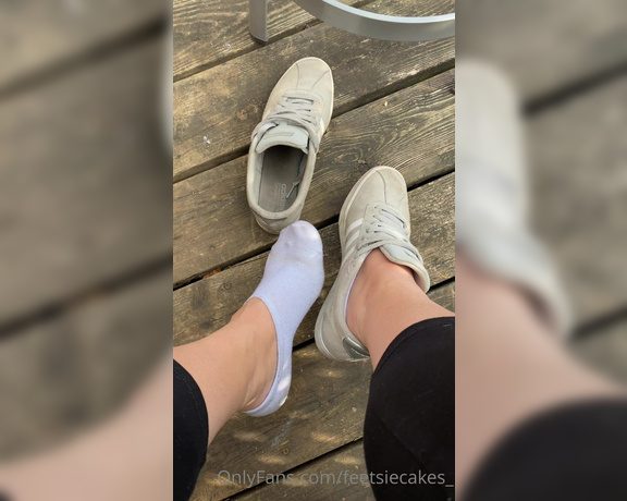 Caroline aka Feetsiecakes_ OnlyFans - Finally all moved in! Did you miss me I’ve sure missed you Just taking my shoes and socks off after