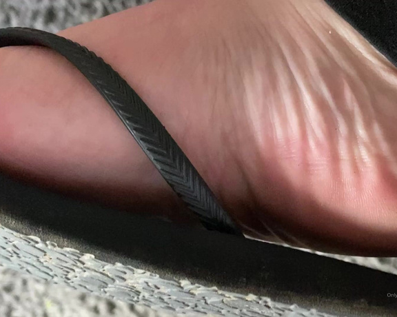 Caroline aka Feetsiecakes_ OnlyFans - Dirty feet for me are pretty dang rare But that’s what I get for digging out my garden in flip flop