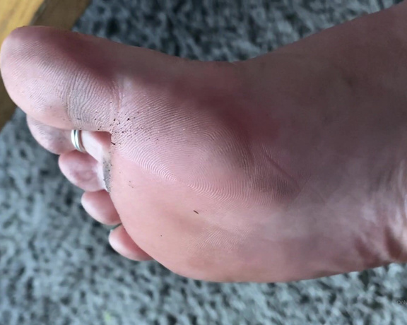 Caroline aka Feetsiecakes_ OnlyFans - Dirty feet for me are pretty dang rare But that’s what I get for digging out my garden in flip flop