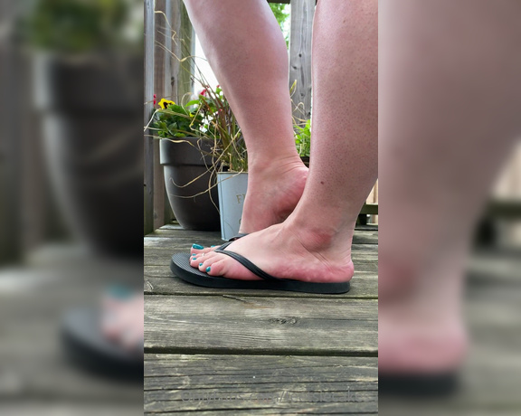 Caroline aka Feetsiecakes_ OnlyFans - I made a couple videos, just bare feet hanging out on my deck Flip flops, kinda dirty soles and toe