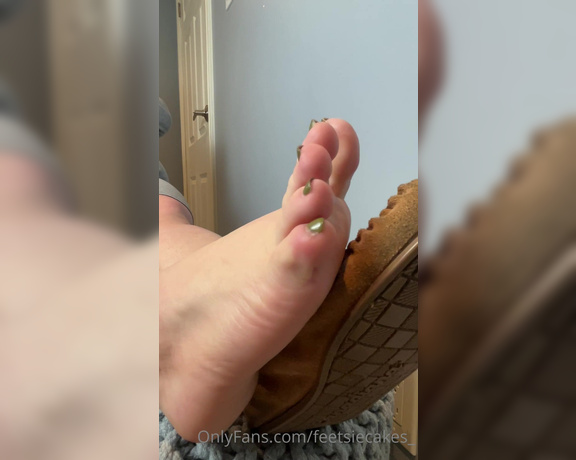 Caroline aka Feetsiecakes_ OnlyFans - Smelly feet Cum countdown Yes please