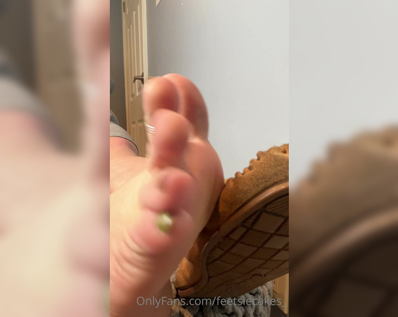 Caroline aka Feetsiecakes_ OnlyFans - Smelly feet Cum countdown Yes please