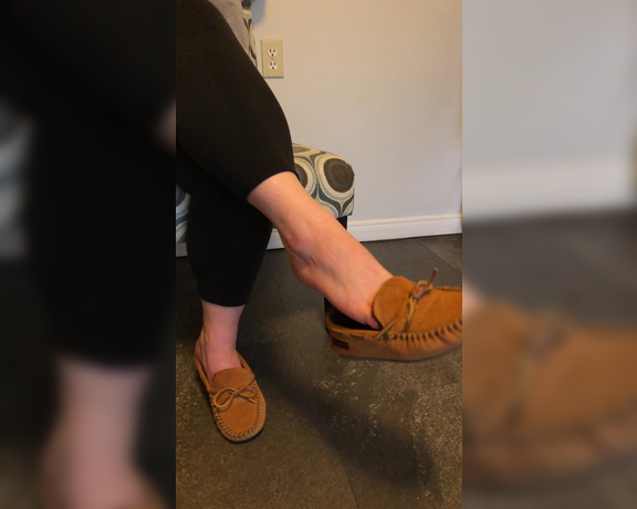 Caroline aka Feetsiecakes_ OnlyFans - Dangling my moccasins