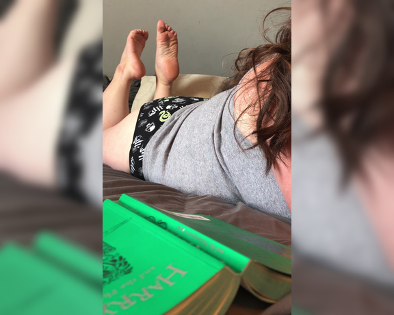 Caroline aka Feetsiecakes_ OnlyFans - Tease ft the cutest Harry Potter undies ever